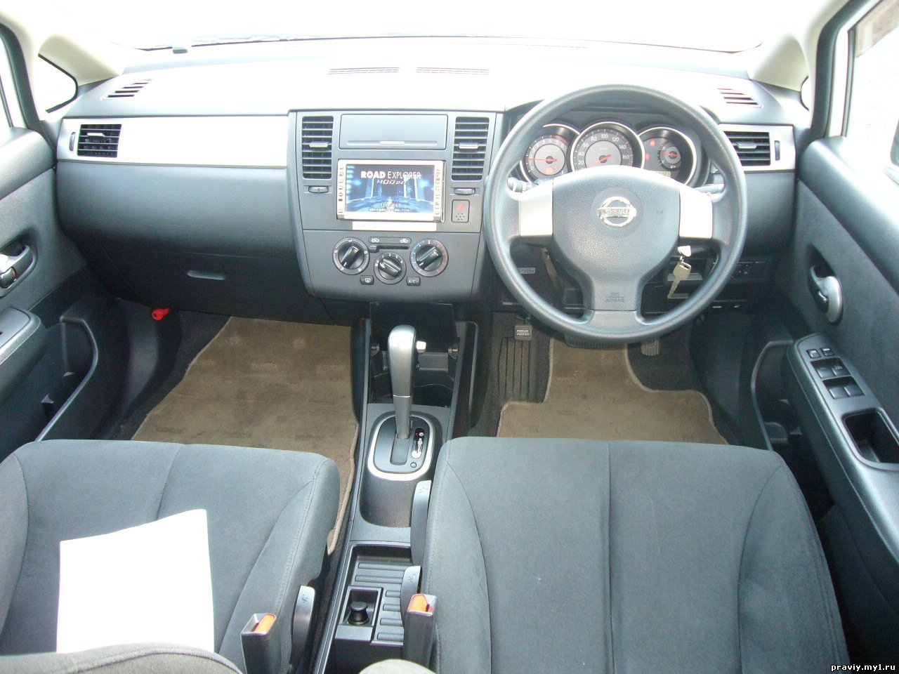 Nissan Tiida Latio 2005 салон